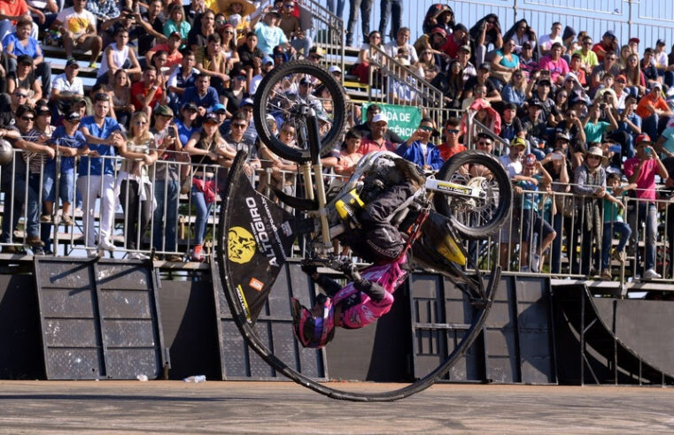 Manobras radicais garantem adrenalina no Barretos Motorcycles