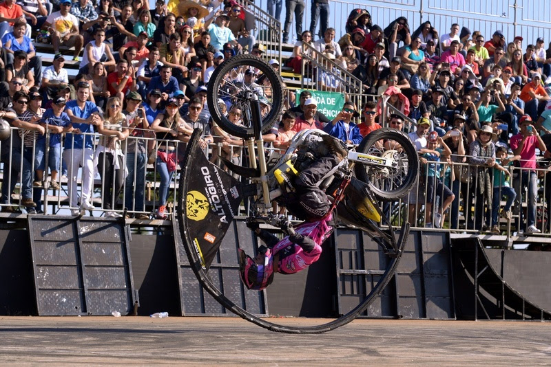 Manobras radicais garantem adrenalina no Barretos Motorcycles