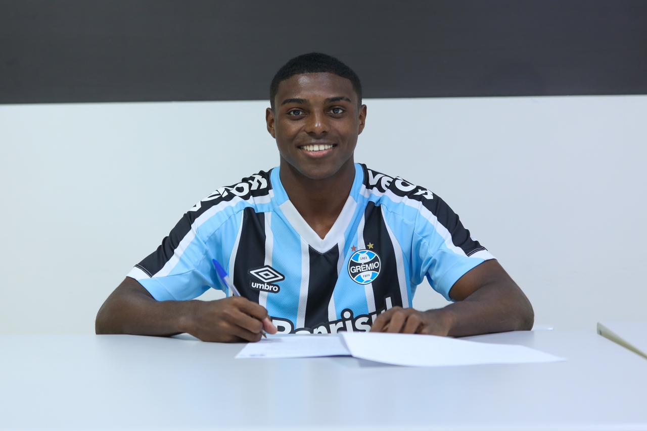 Atacante Lian, ex-BEC assina contrato profissional com o Grêmio