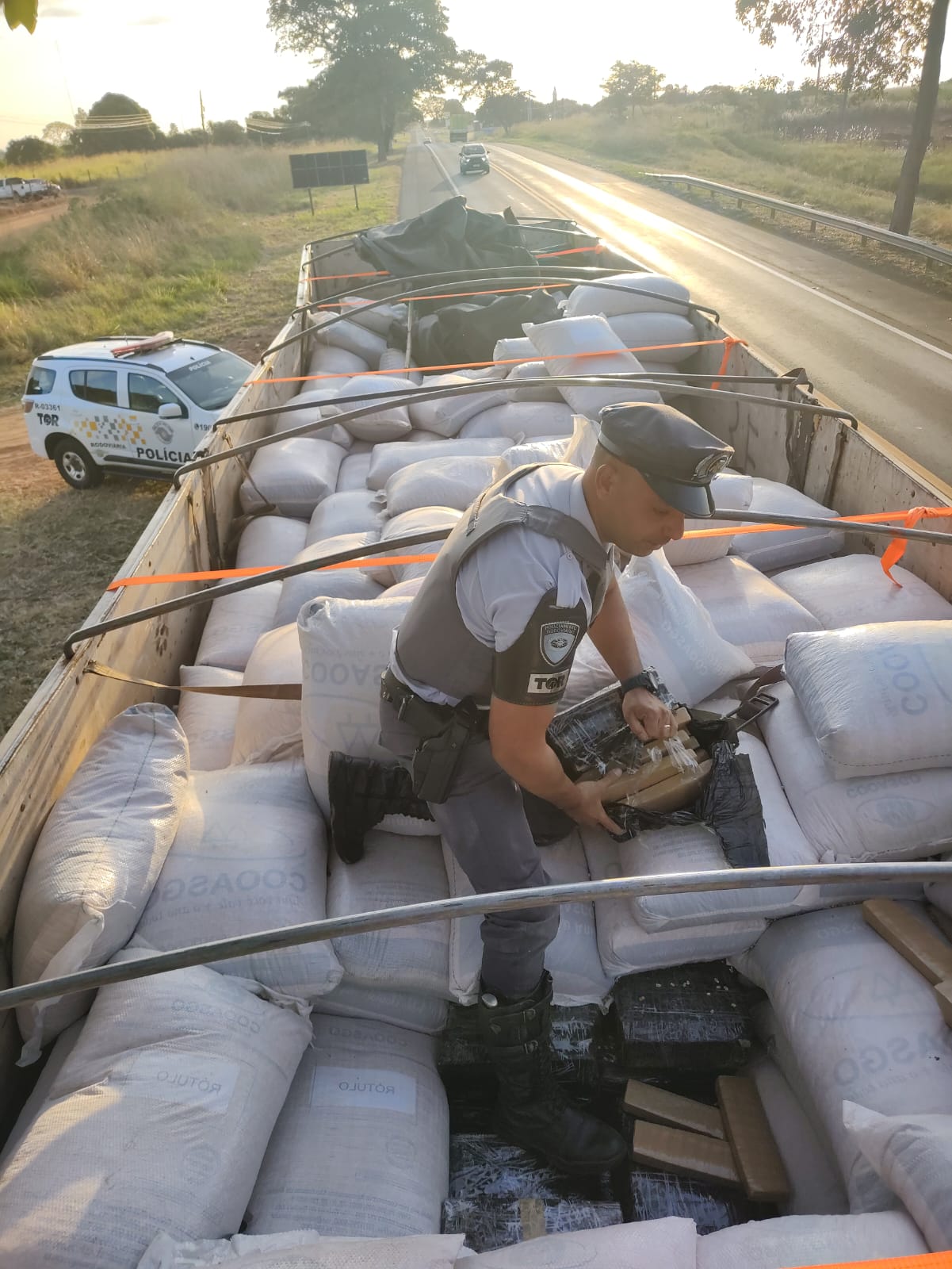 PR faz apreensão de maconha em carreta  carregada com milho