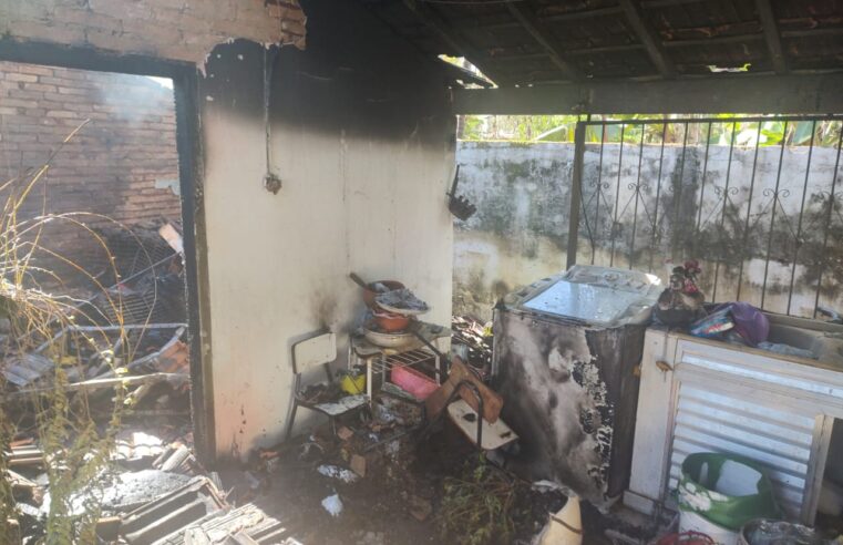 Defesa Civil age rapidamente e acaba com o fogo em casa do Centro de Guaraci