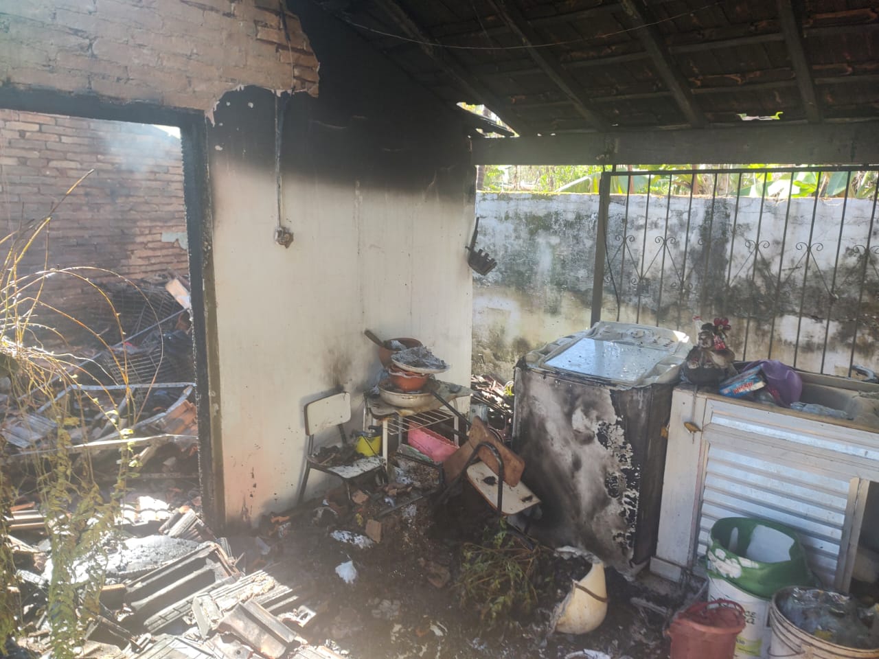 Defesa Civil age rapidamente e acaba com o fogo em casa do Centro de Guaraci