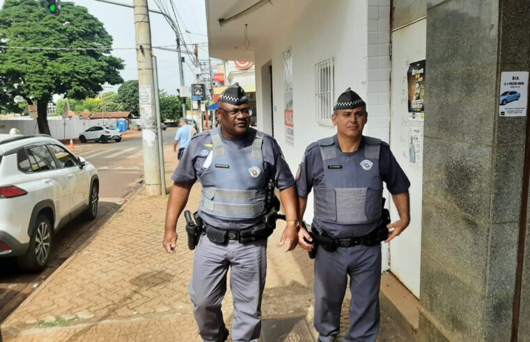 PM faz trabalho de fiscalização na área central de Barretos para coibir golpes