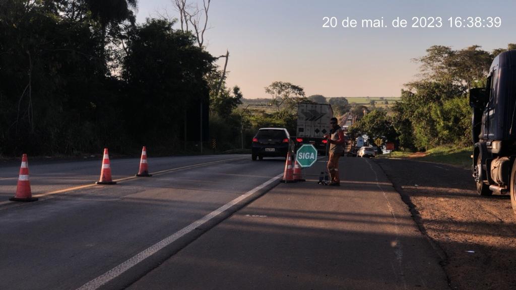 Obras altera fluxo de veículos na ponte do Rio Grande em Colômbia