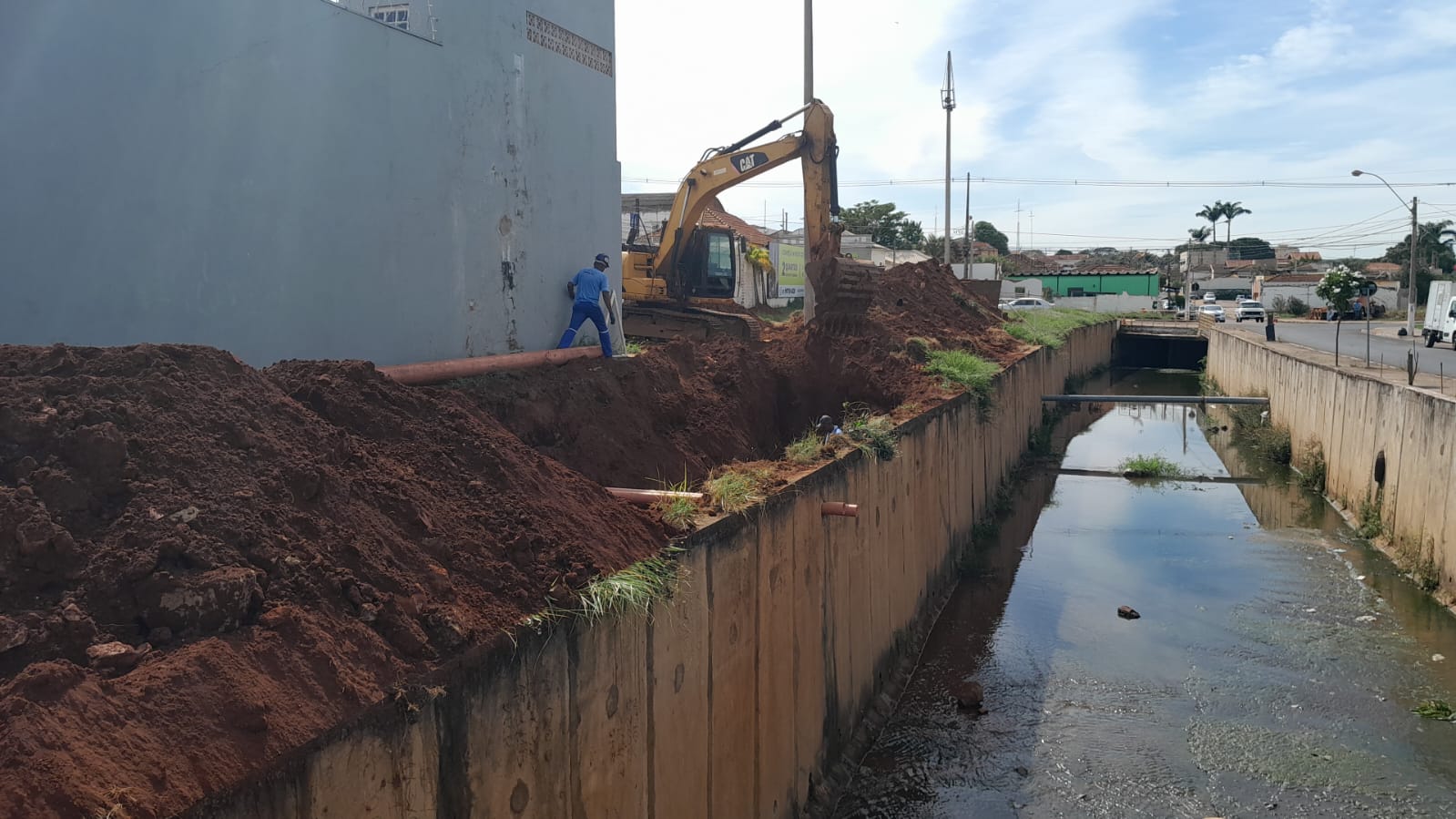 SAAEB inicia obra de construção de nova rede interceptora de esgoto na Avenida 11