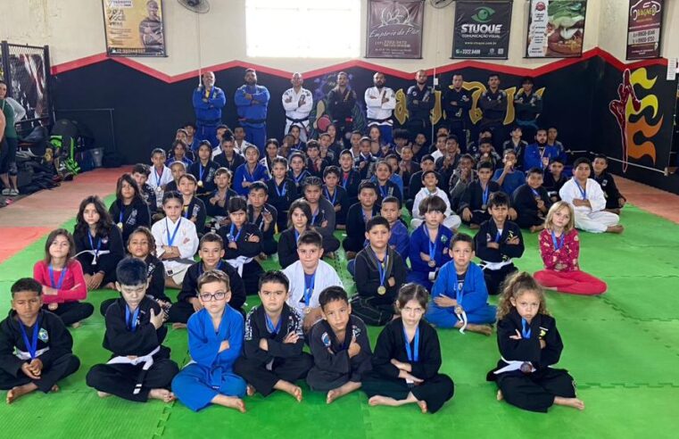 Atletas participam de treinamento de Jiu-Jitsu