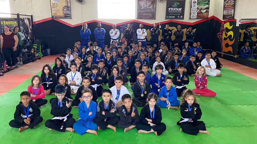 Atletas participam de treinamento de Jiu-Jitsu