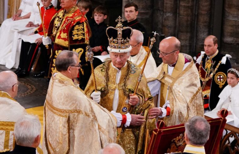 Rei Charles III é coroado em solenidade em  Londres