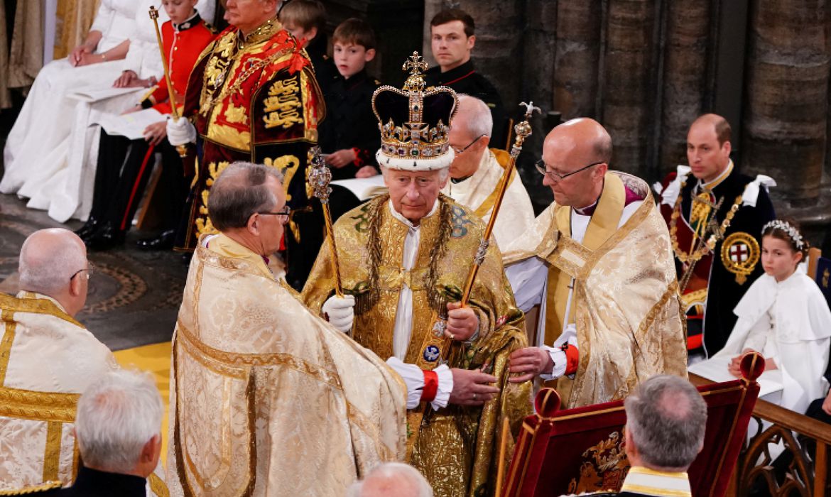 Rei Charles III é coroado em solenidade em  Londres