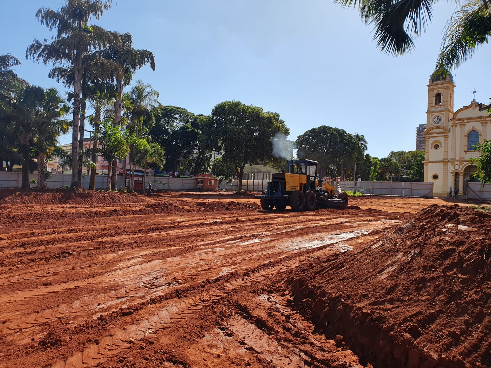 Obra de revitalização da Praça Francisco Barreto avança com remoção do piso e adequação de estrutura para remodelação dos quiosques de alimentação