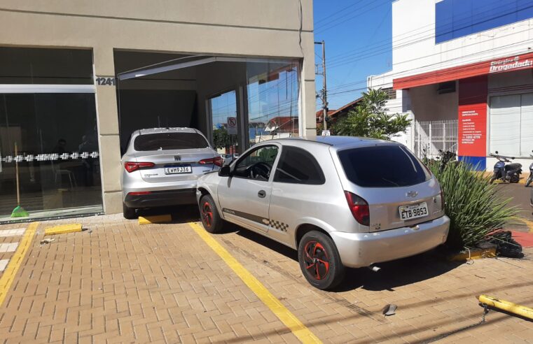 Motorista sofre mal súbito e carro atinge veículo estacionado em empresa