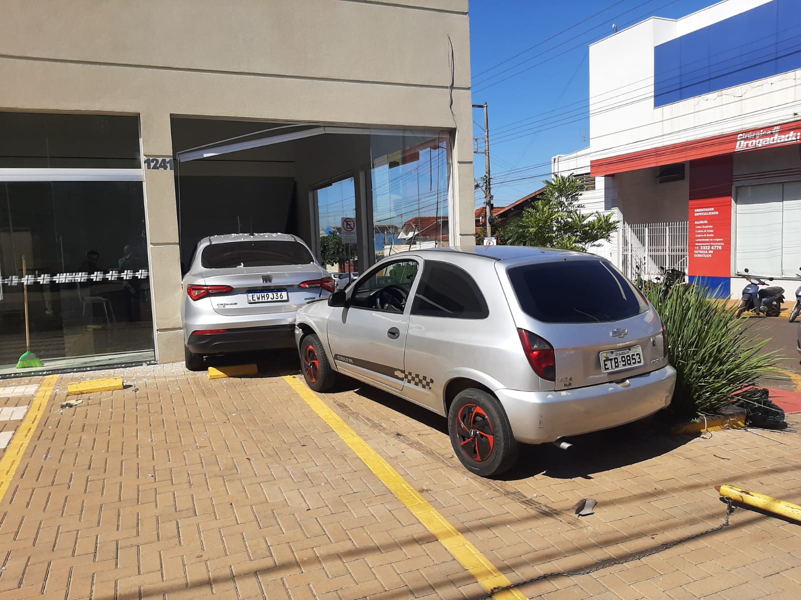 Motorista sofre mal súbito e carro atinge veículo estacionado em empresa