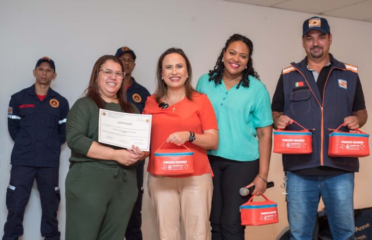 Prefeita Paula Lemos entrega kits de primeiros socorros e certificados para profissionais da educação