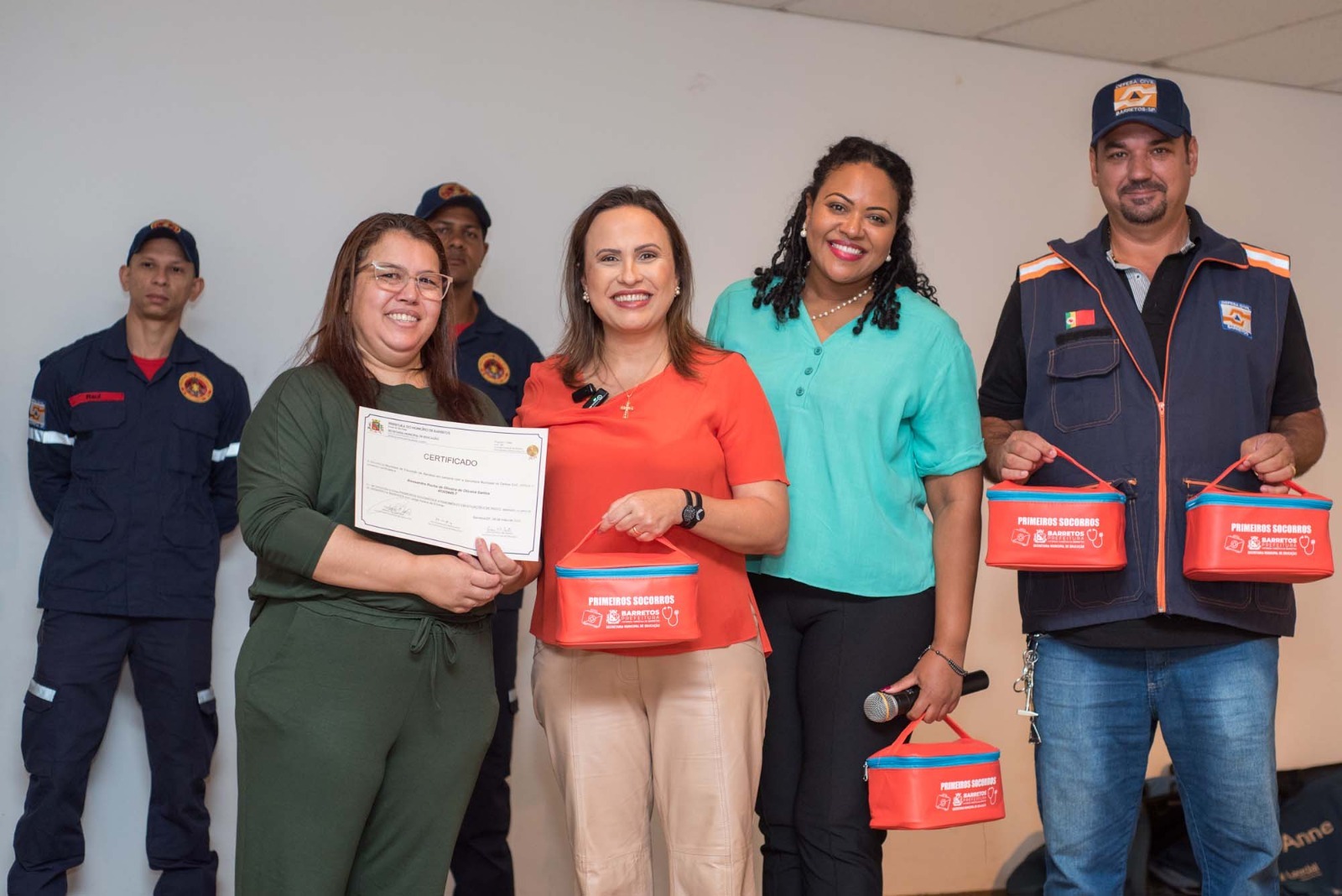 Prefeita Paula Lemos entrega kits de primeiros socorros e certificados para profissionais da educação