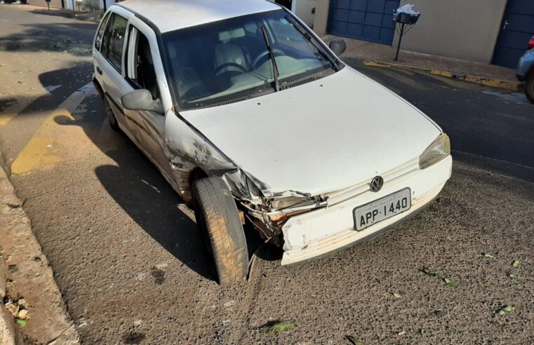 Carro colide contra caminhão parado em avenida