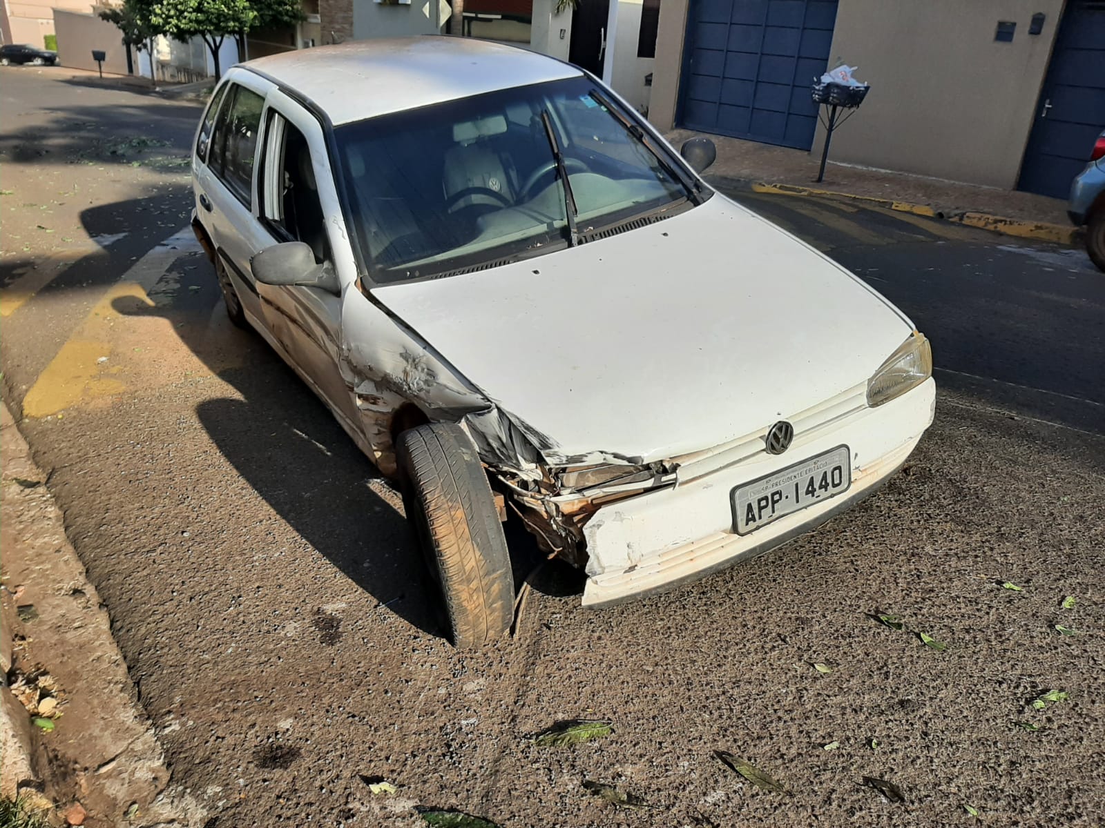 Carro colide contra caminhão parado em avenida