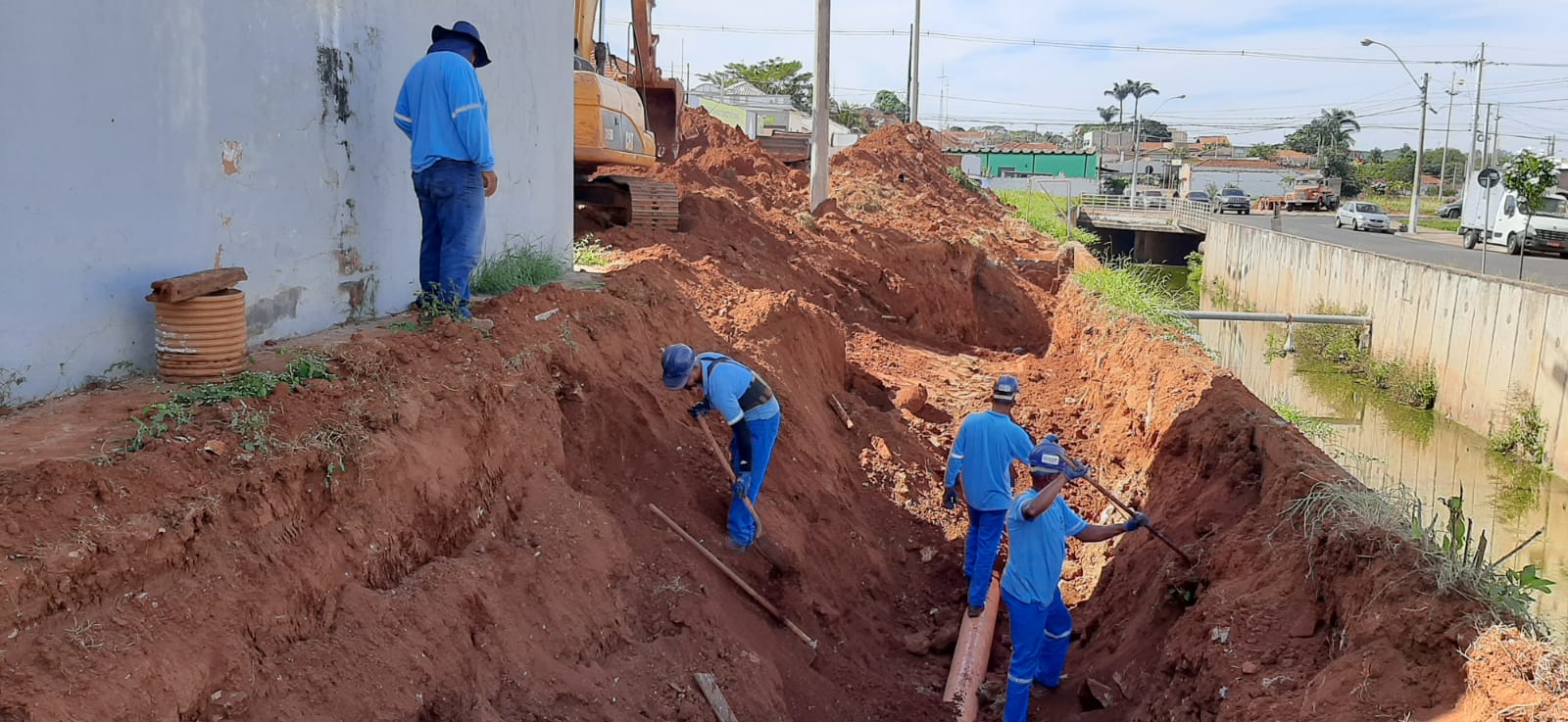 SAAEB inicia obra de construção de nova rede interceptora de esgoto na Avenida 11