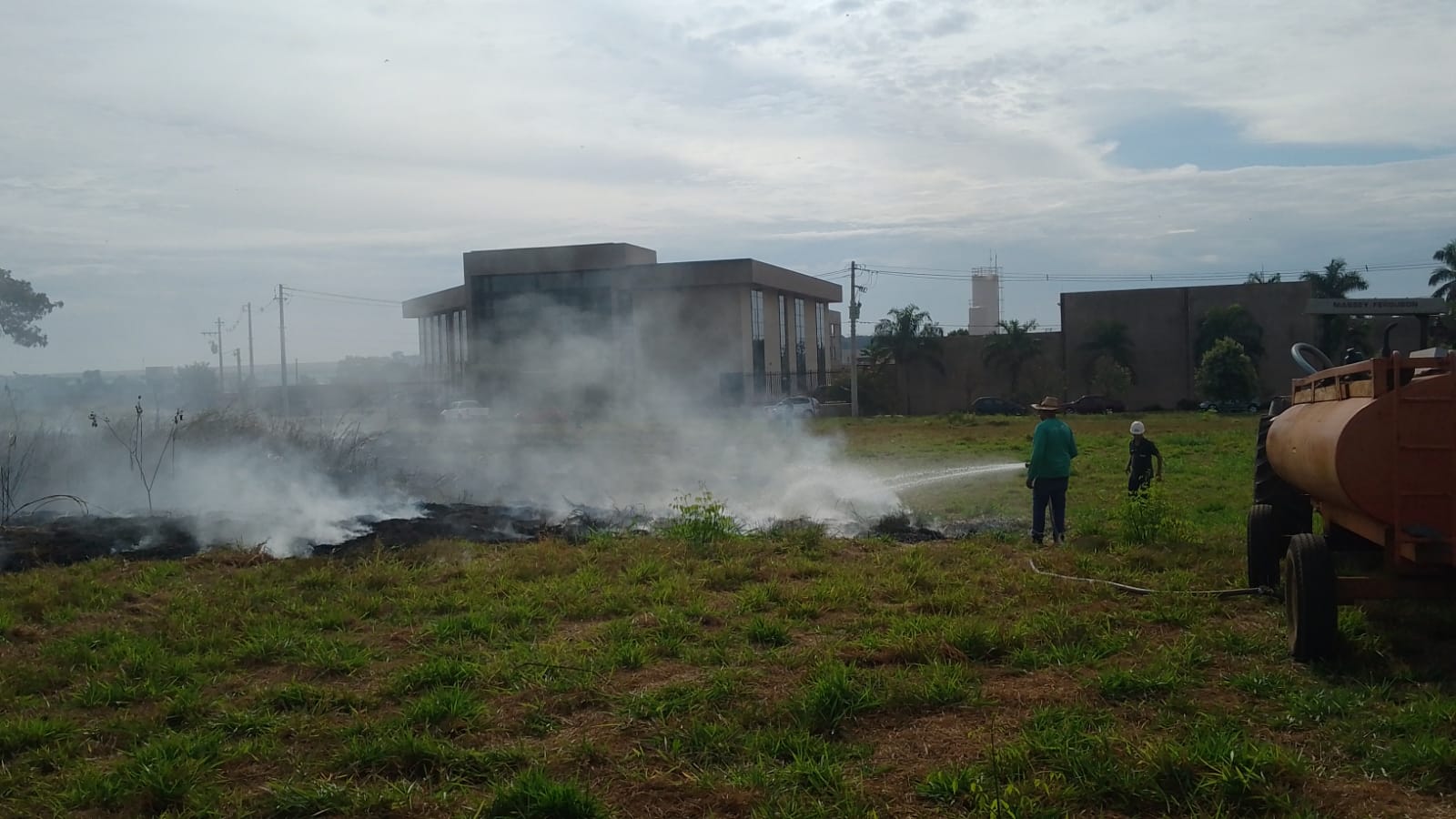 Incêndio atingiu área de vegetação próxima ao AME