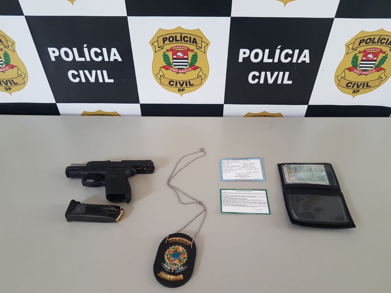 PC prende oficial de justiça pelos crimes de concussão e porte ilegal de arma de fogo