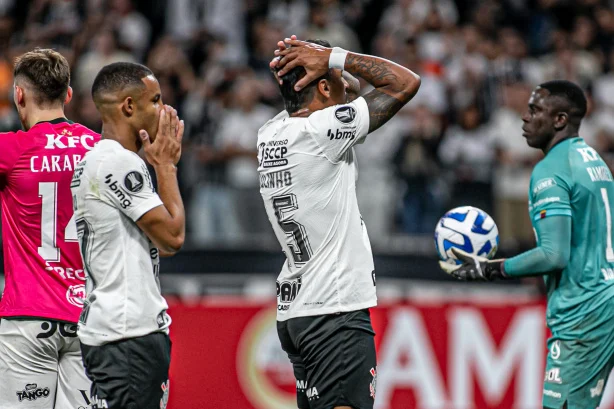 Com erros, Corinthians perde na Libertadores