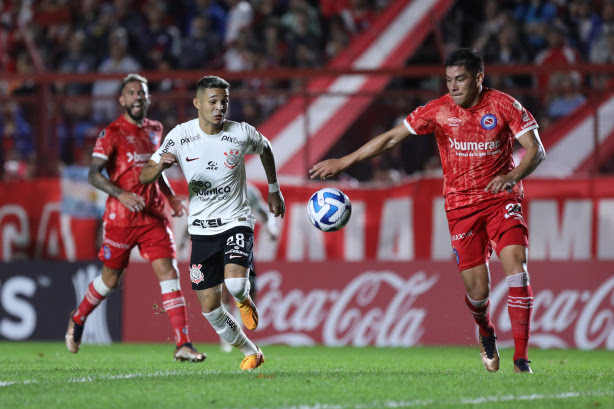 Argentinos Juniors e Corinthians empatam pela Libertadores