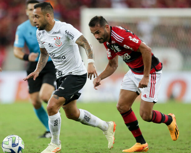 Corinthians apresenta bom futebol, mas leva gol nos acréscimos