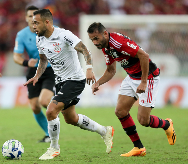 Corinthians apresenta bom futebol, mas leva gol nos acréscimos