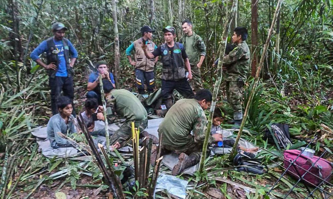 Crianças colombianas que sobreviveram à queda de avião são resgatadas