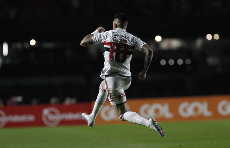 São Paulo vence de virada o Athletico-PR