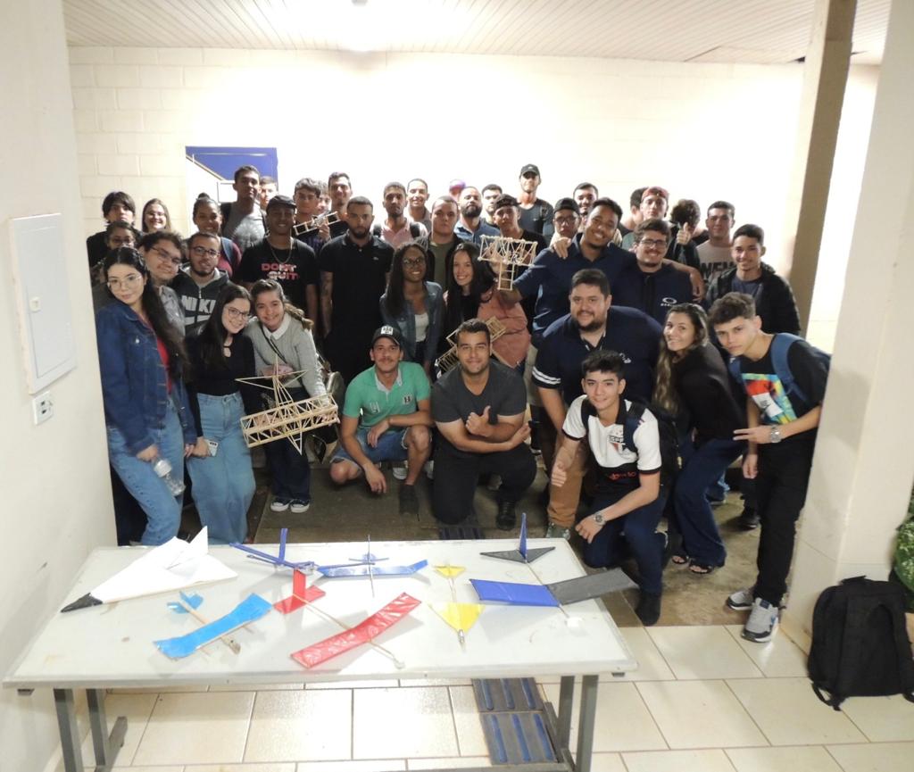 UNIFEB promove competição de aeromodelos construídos com palitos de madeira e testa estruturas de planagem e carga