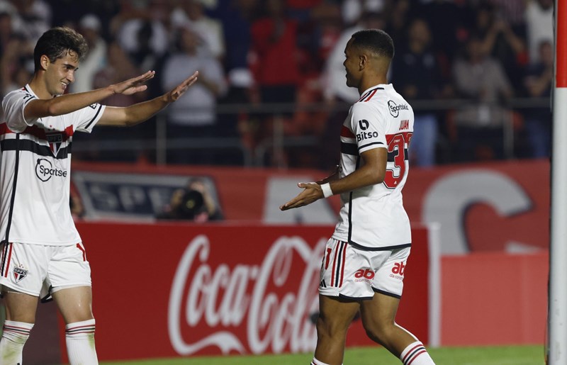 São Paulo classifica invicto após bater o Tigre