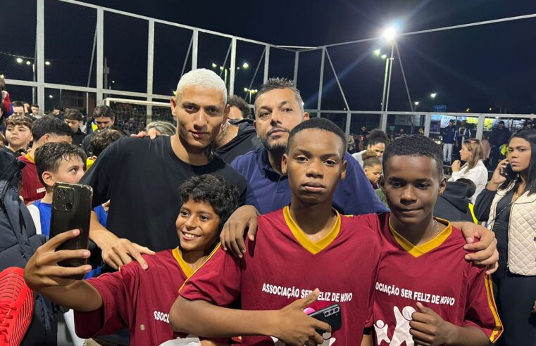 Atacante Richarlison encontrou fãs na Areninha em Barretos