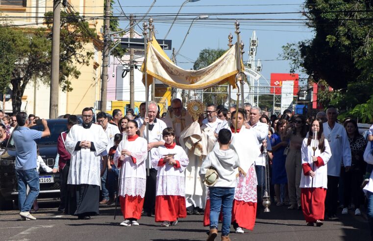 Missa e procissão no   Dia de Corpus Christi na Catedral