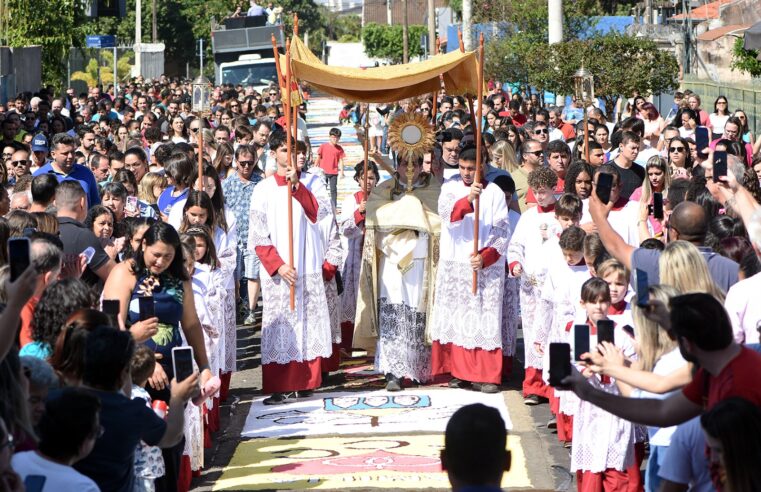 Religiosos e católicos caminham  por tapete decorado  na Minibasílica