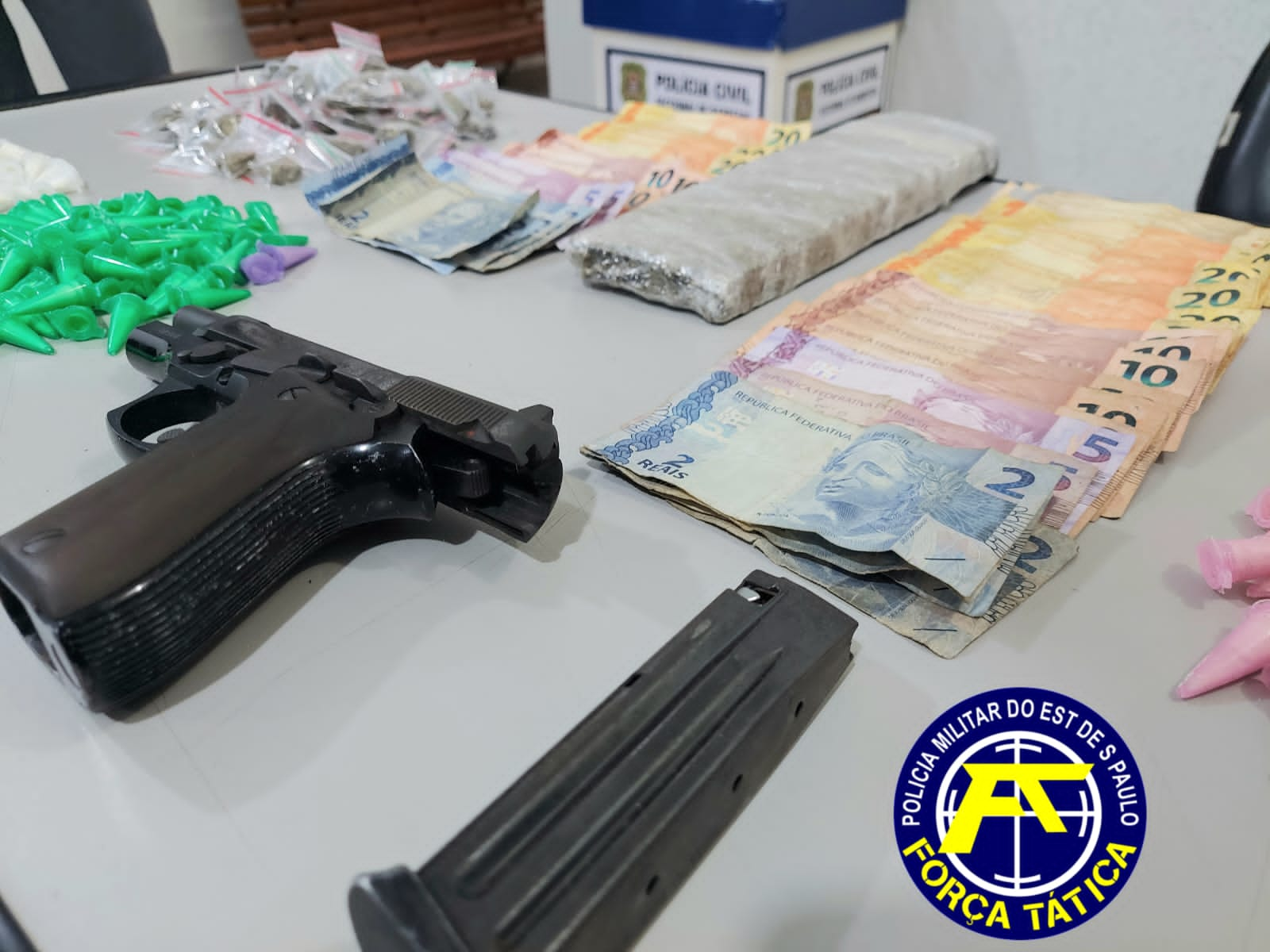 Pacote completo: PM apreende drogas, captura procurado, localiza arma e esclarece roubo