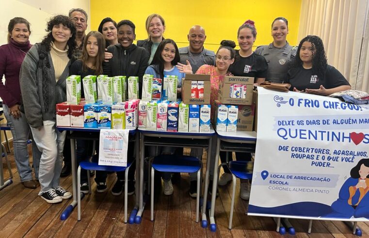 Equipe da PM arrecada doações litro de leite nas escolas