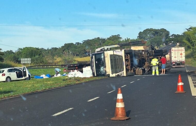 Carreta tomba em trevo em frente o Distrito do Ibitu, em Barretos