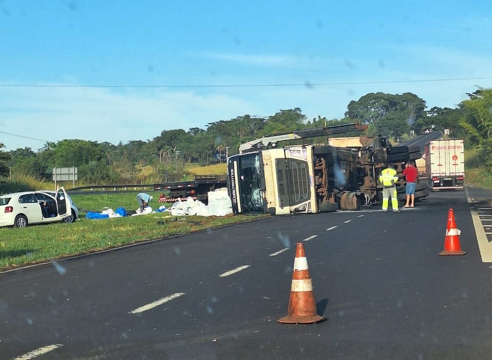 Carreta tomba em trevo em frente o Distrito do Ibitu, em Barretos