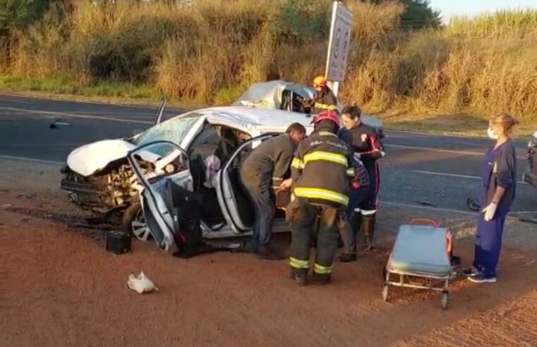 Colisão lateral deixa um morto e três feridos na SP-322