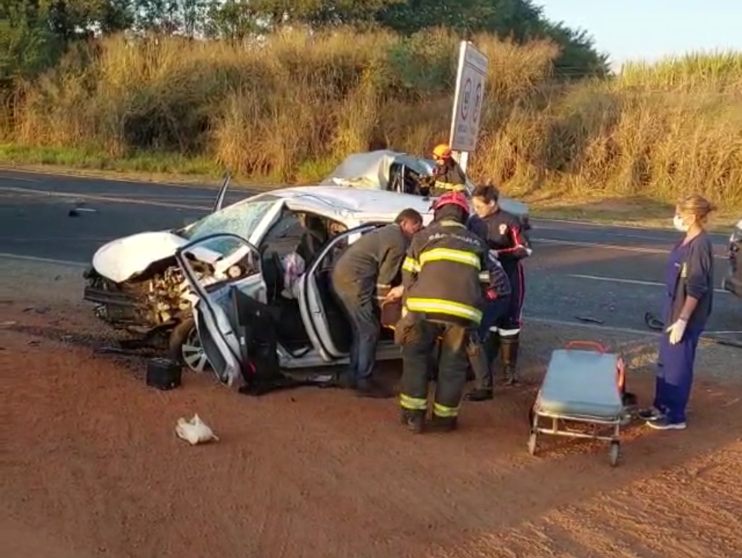 Colisão lateral deixa um morto e três feridos na SP-322