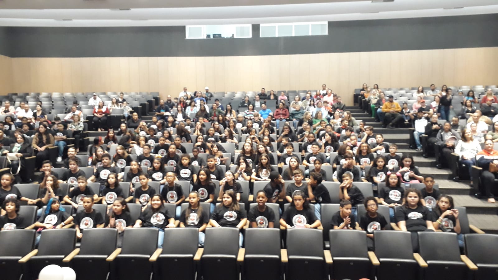 200 estudantes participam da formatura do PROERD