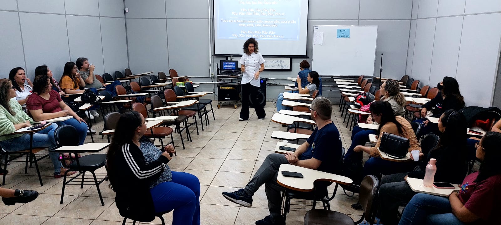 Professores de AEE, Braile e Libras da Rede Municipal de Ensino participam de formação em musicoterapia