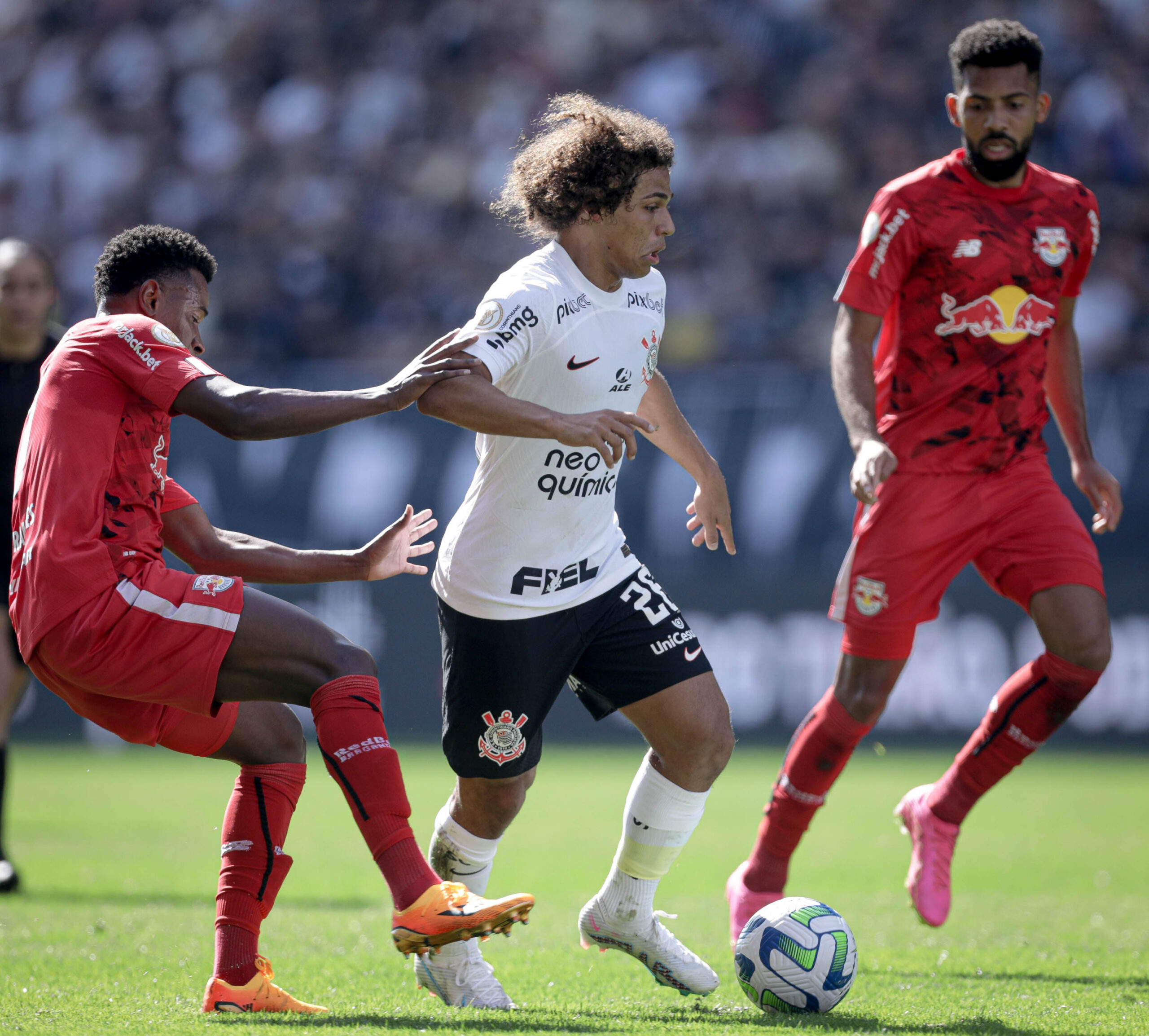 Na Arena Bragantino supera o Corinthians