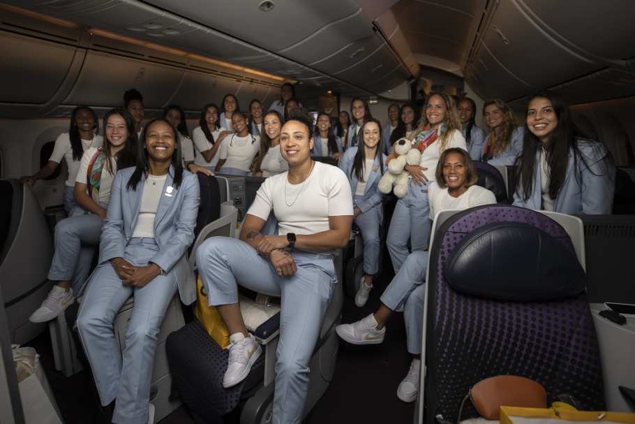 Seleção Feminina viaja  para a disputa da Copa do Mundo