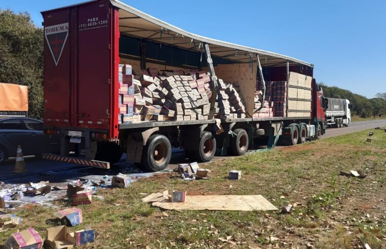 Carga de amaciante cai de caminhão na rodovia Faria Lima