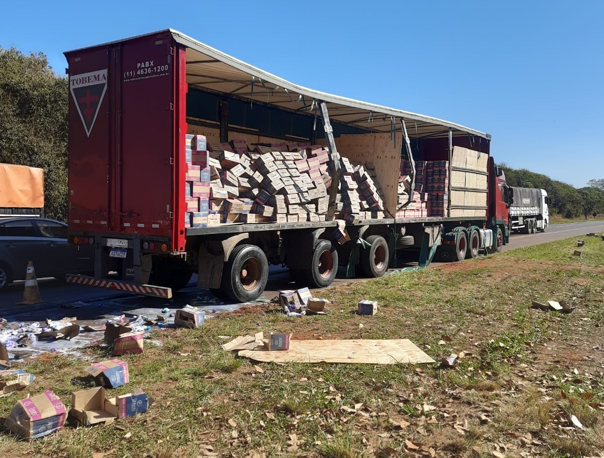 Carga de amaciante cai de caminhão na rodovia Faria Lima