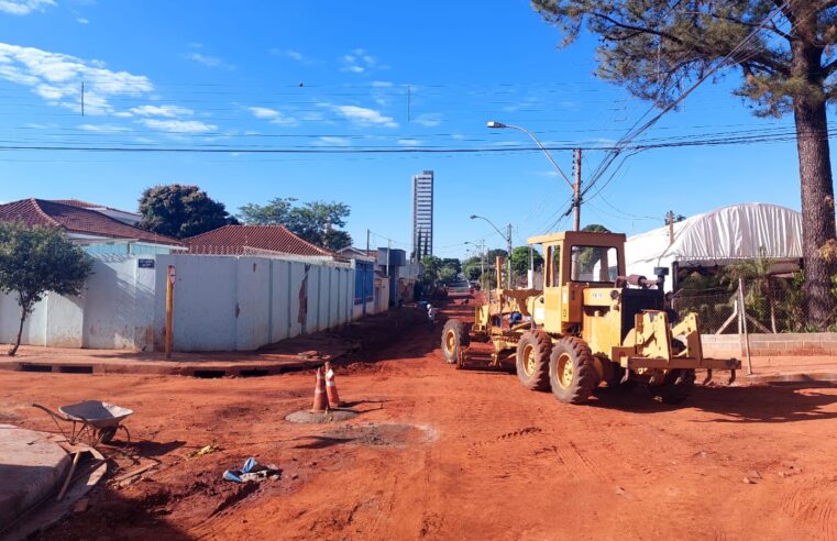 Prefeitura trabalha em trecho da Rua 20 que será asfaltado