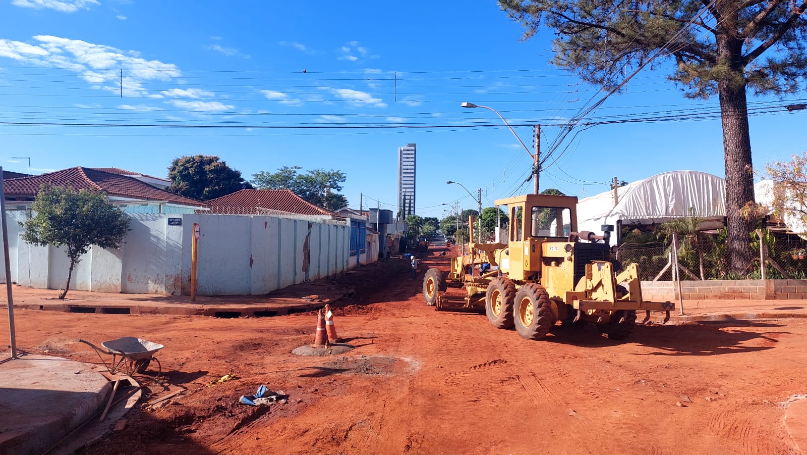 Prefeitura trabalha em trecho da Rua 20 que será asfaltado