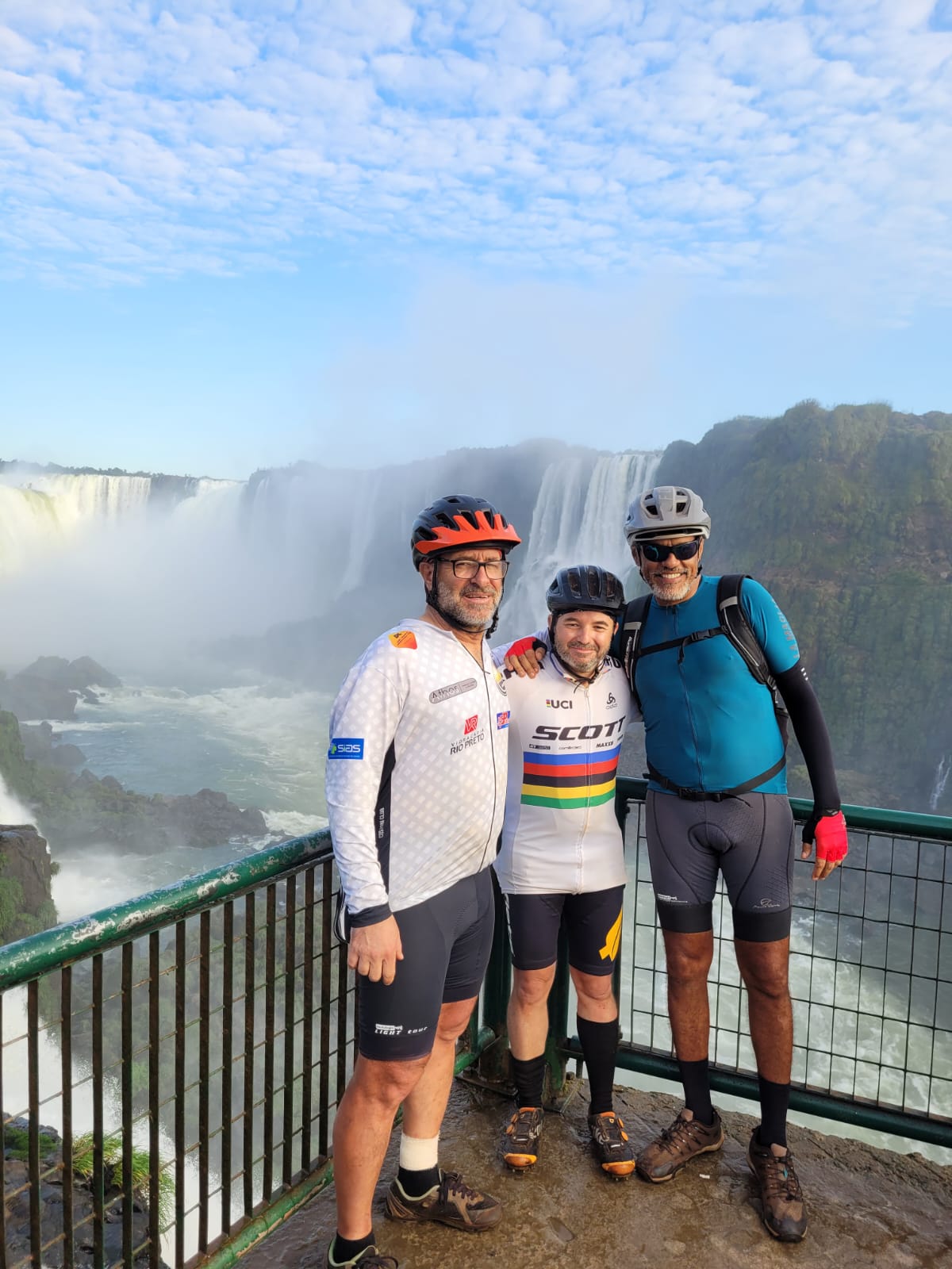 Ciclistas concluem desafio de 1.000 km até Foz do Iguaçu