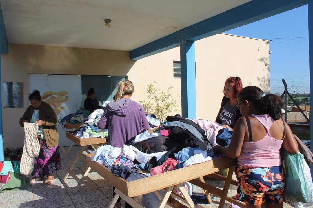 Bebedouro: Fundo Social realiza doações de roupas no Pedro Paschoal e Souza Lima